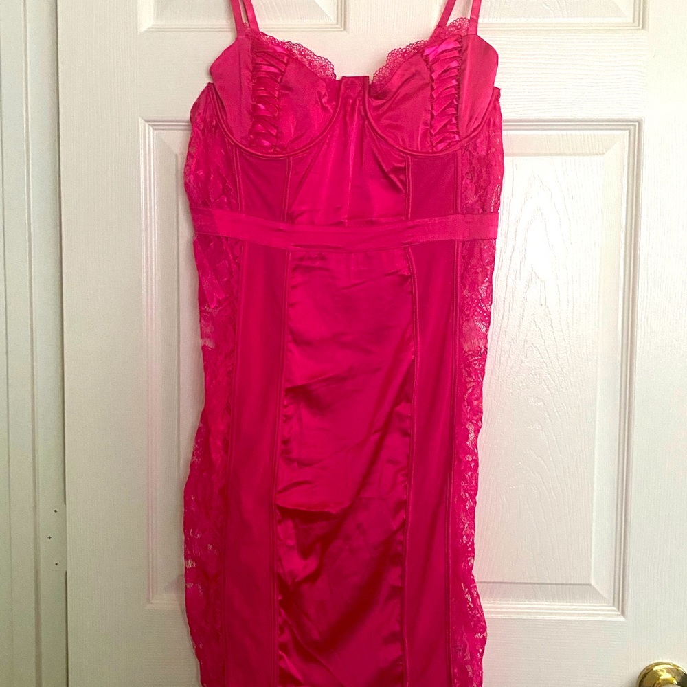 Hot pink lace & silk dress 💕